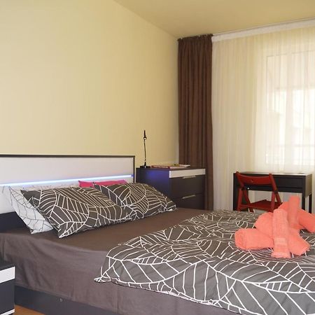 Spacious 2Bdr - Free Parking - Walk Everywhere - 300 Mbps Wifi Varna Esterno foto